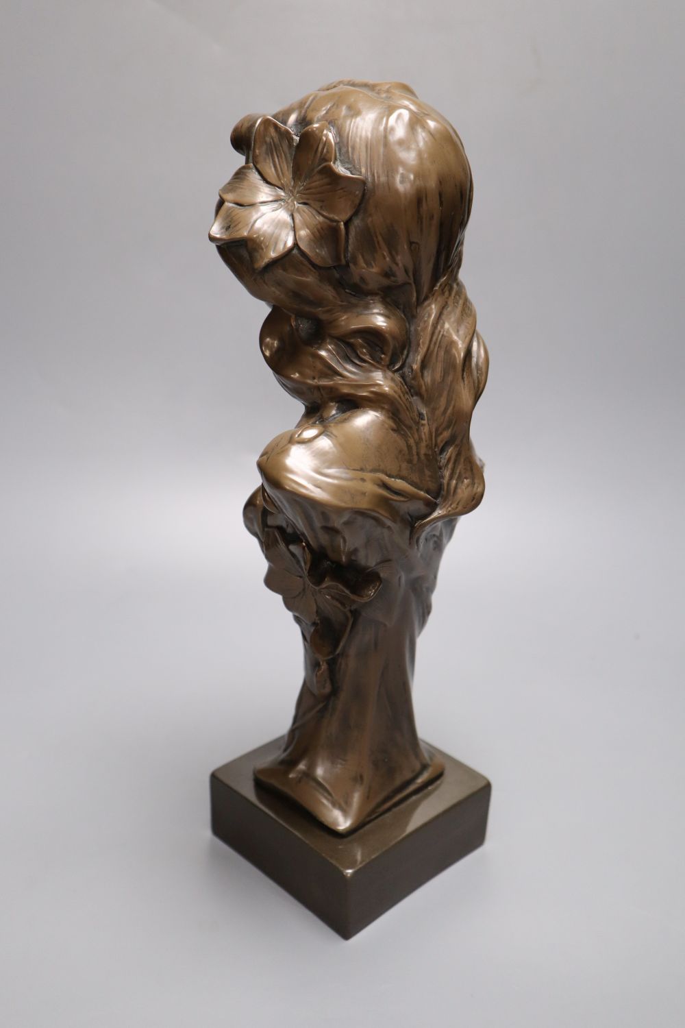 A decorative resin bust of an Art Nouveau lady, height 35cm